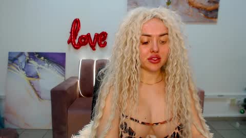 Snapshot of miss_kiten chatting on February 9, 2:38 am miss_kiten online show from February 9, 2:38 am