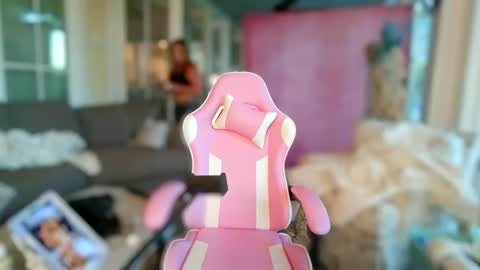 Snapshot of missbehavinxoxo chatting on October 22, 12:07 pm MissBehavinxoxo online show from October 22, 12:07 pm