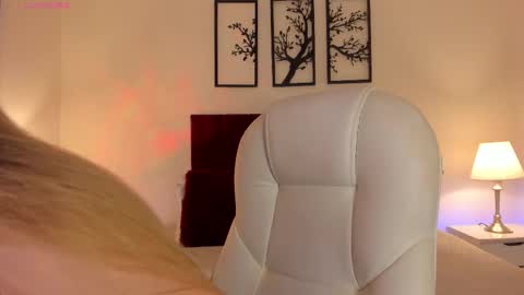 Bella Castillo online show from December 22, 12:45 pm