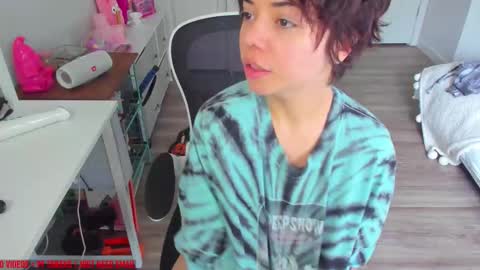 V Nessa online show from November 14, 6:21 pm