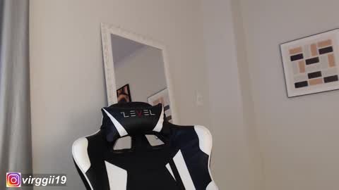 missvirggii online show from October 18, 10:47 pm