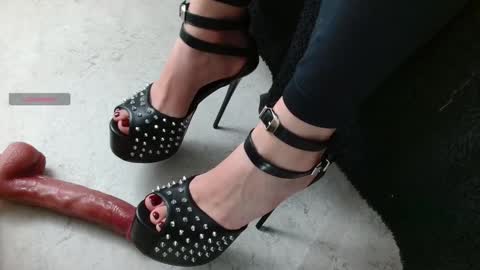 mistress_angelina777 online show from September 25, 9:49 am