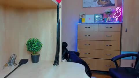 Snapshot of mistress_kristi chatting on February 21, 5:31 pm Mistress Kristi online show from February 21, 5:31 pm