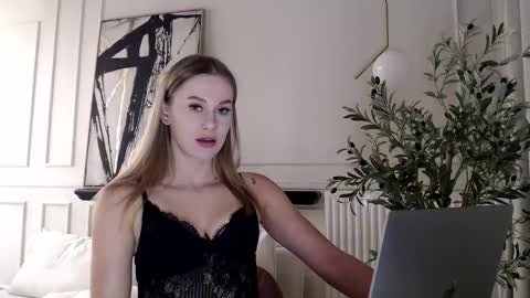 mistressuniverse online show from November 22, 4:05 pm