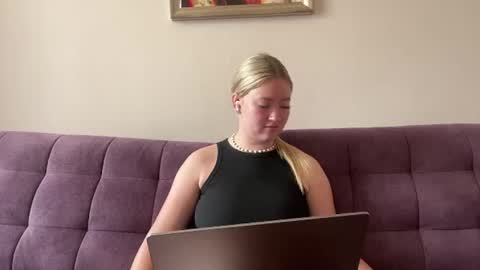 Mia online show from July 24, 8:00 am