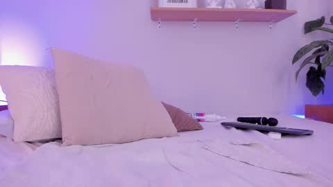 M o L l i E  online show from March 3, 3:22 pm