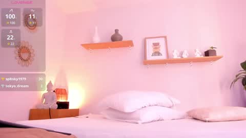 M o L l i E  online show from February 12, 3:38 pm