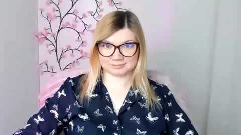 Molly online show from April 15, 11:35 am