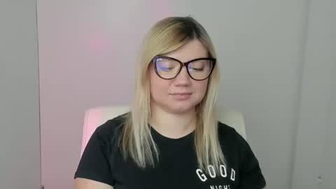 Molly online show from October 3, 11:51 am