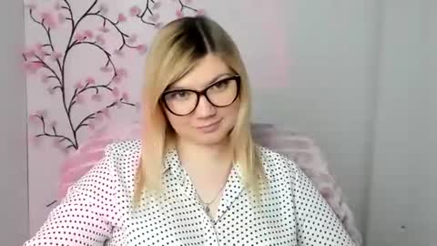 Molly online show from December 22, 12:45 pm