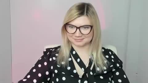 Molly online show from November 3, 1:12 pm