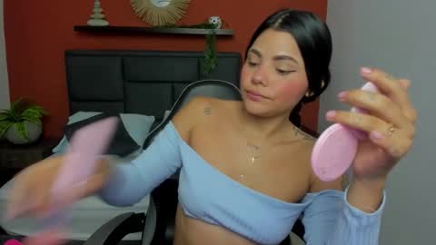 mollylove_ online show from November 19, 6:28 pm