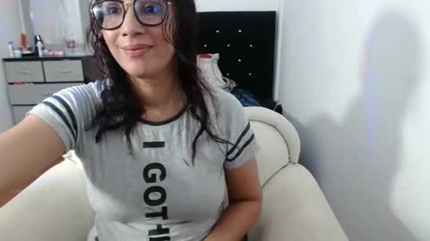 Snapshot of mommy_sexy2 chatting on December 28, 4:41 am zarai online show from December 28, 4:41 am