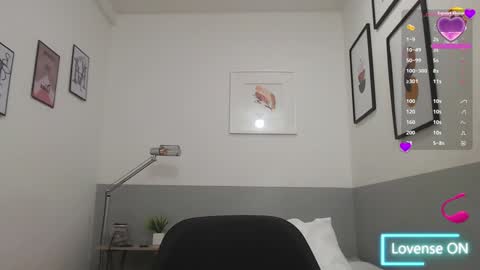 Snapshot of mommyissuess_ chatting on February 7, 2:08 am Daphne  online show from February 7, 2:08 am