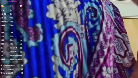 Snapshot of mommyissuess_ chatting on February 25, 12:58 am Daphne  online show from February 25, 12:58 am