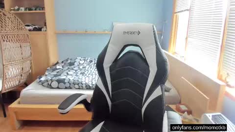 momotkb online show from November 3, 4:08 pm