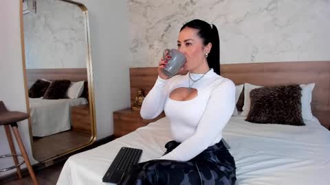 Monique  online show from February 16, 9:05 pm