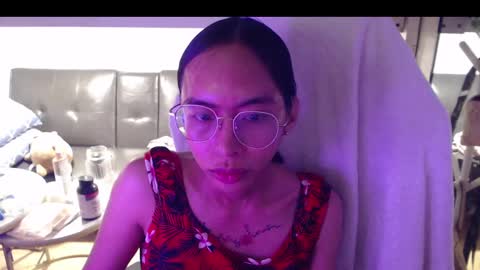 ELYSE A SIMPLE GIRL online show from December 7, 8:55 pm