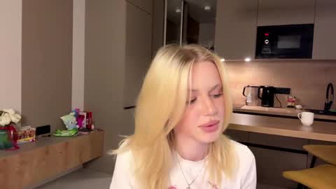 moonavellle_ online show from May 21, 8:26 pm