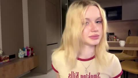 moonavellle_ online show from May 19, 2:18 am