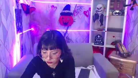 Snapshot of mooncharlotte chatting on October 22, 8:32 pm Charlotte online show from October 22, 8:32 pm