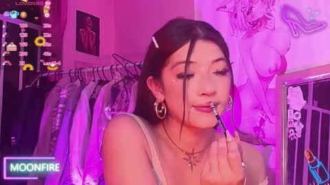 Snapshot of moonfiredance chatting on October 22, 5:43 am Nicky  online show from October 22, 5:43 am