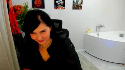 Snapshot of moonvelour chatting on October 21, 4:17 am Ask me  online show from October 21, 4:17 am