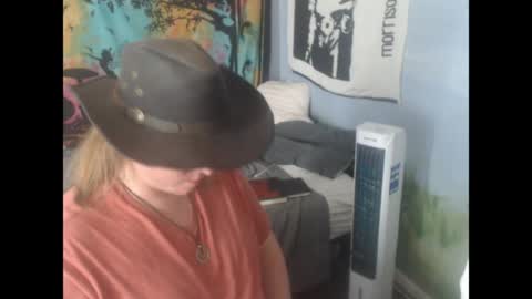 mr_strawberry online show from April 18, 2:19 pm