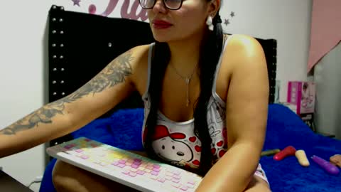 Snapshot of myrandafliiers chatting on October 8, 1:35 am myranda  online show from October 8, 1:35 am
