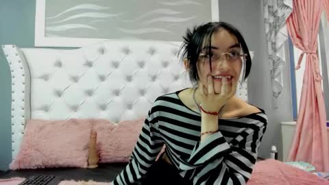 Snapshot of naomi_cooper__ chatting on October 16, 2:17 pm naomi online show from October 16, 2:17 pm