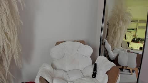 Naomi  online show from January 3, 11:01 pm