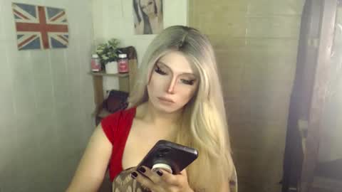 Snapshot of naughty_kim20 chatting on October 18, 2:27 am alexa online show from October 18, 2:27 am