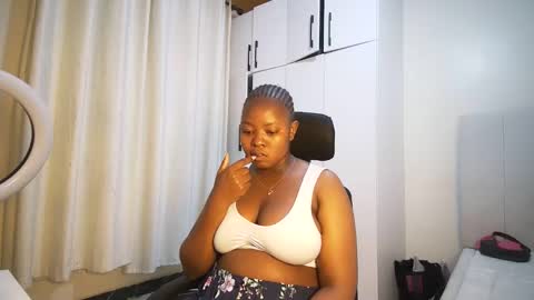 nellyeluxe online show from May 5, 12:39 am