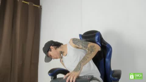 nick_tattooedguy online show from June 19, 7:20 pm