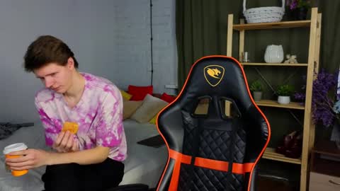 Snapshot of nick_win chatting on December 4, 8:17 am Nick online show from December 4, 8:17 am