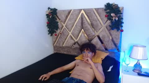 Nickolas Muoz online show from December 19, 3:30 pm