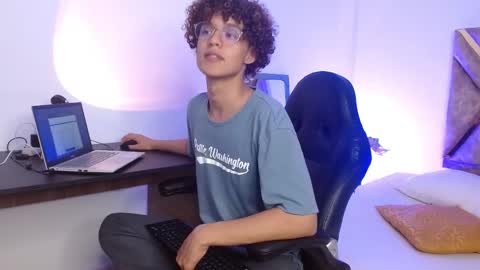 Nickolas Muoz online show from February 14, 12:19 am