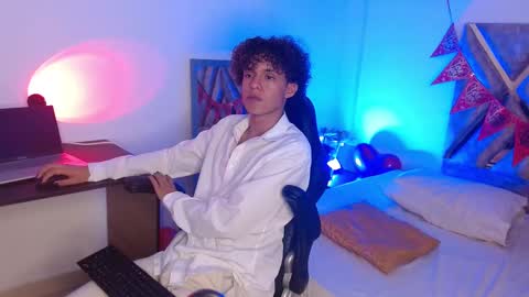 Nickolas Muoz online show from February 18, 6:04 pm