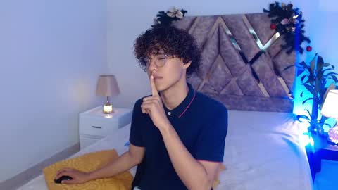 Nickolas Muoz online show from December 14, 11:50 am