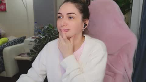 Nicole Online at about after 1000  6  UK time or 900  - 500  UK time it approximate time interval online show from September 18, 1:26 pm