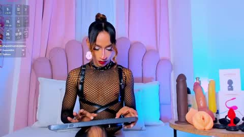 nicolemadrird online show from April 1, 1:41 pm