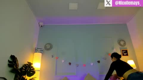 Nicolle Mays online show from March 4, 2:10 pm