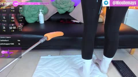 Nicolle Mays online show from February 20, 7:30 pm