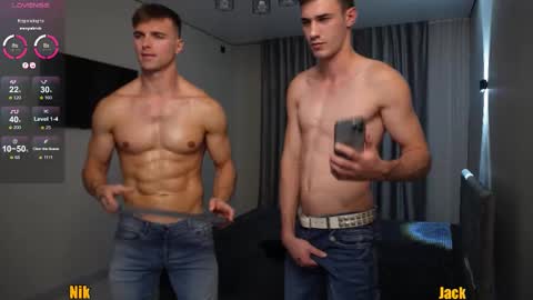 Snapshot of nik_sharp chatting on October 6, 6:26 pm Nik online show from October 6, 6:26 pm