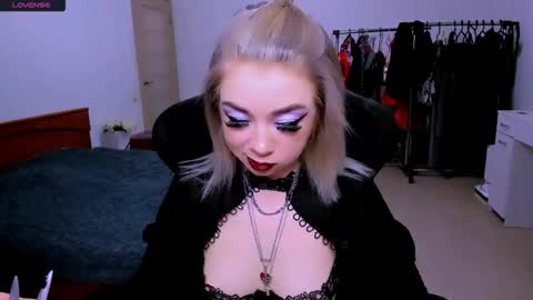 nikigoddesss online show from April 6, 4:46 am