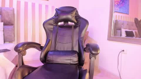 nina_glow_ online show from May 7, 11:50 am