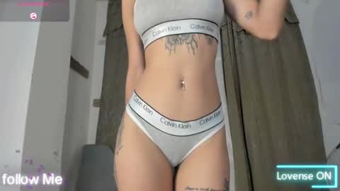 nina_keller_ online show from November 10, 11:18 pm