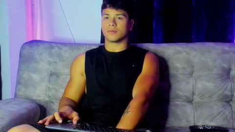 noah_223 online show from December 15, 4:19 am