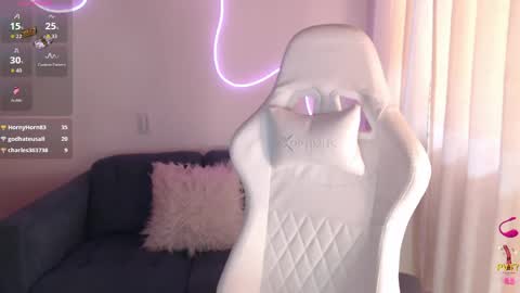noah_white3 online show from May 24, 9:10 pm