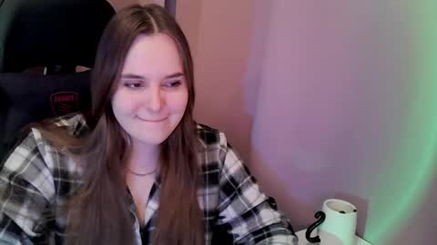 noir_ember_ online show from December 21, 12:33 pm